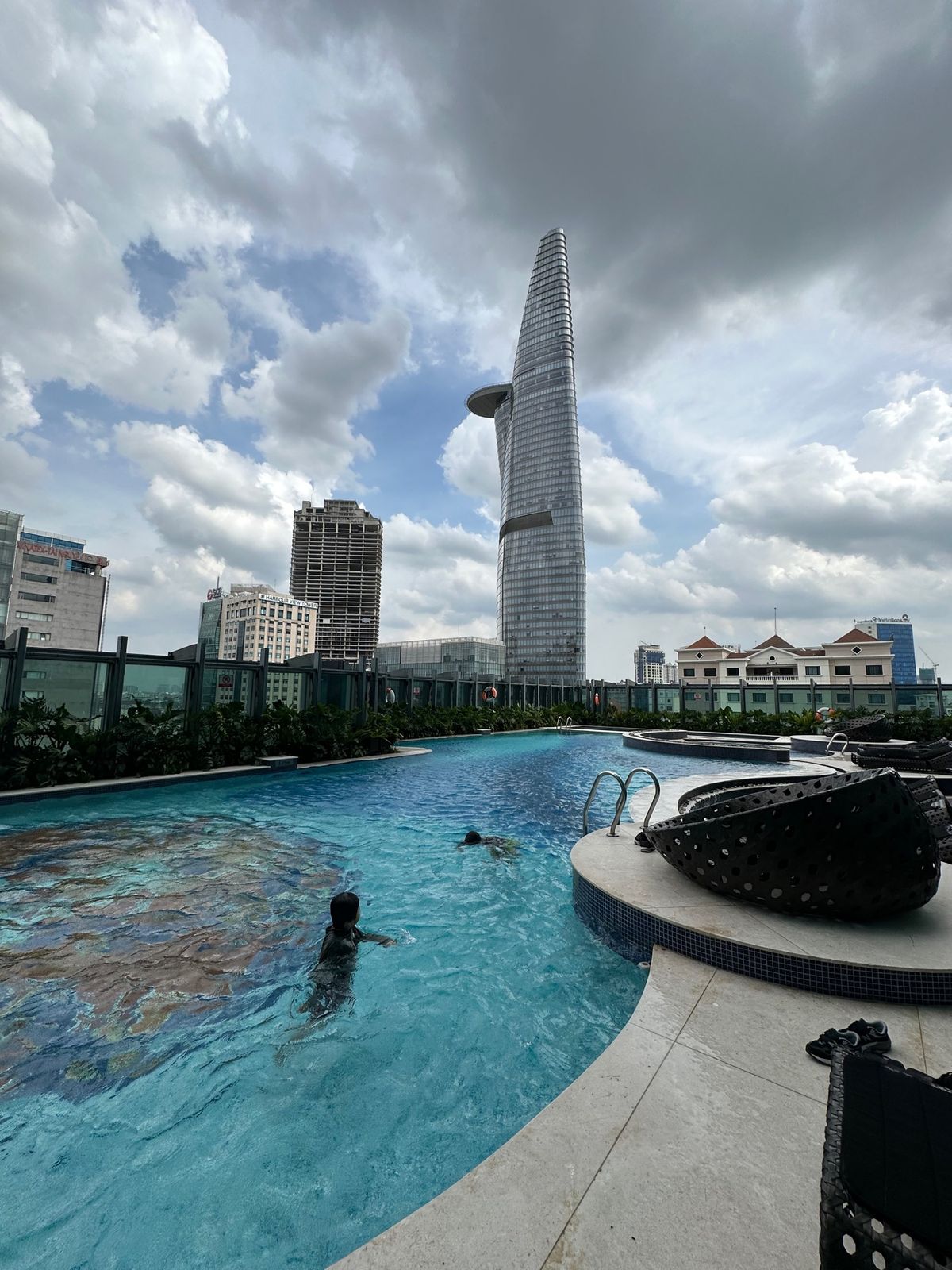 ホテルに戻りプールへ。the reverie saigon（ザ・レベリーサ...