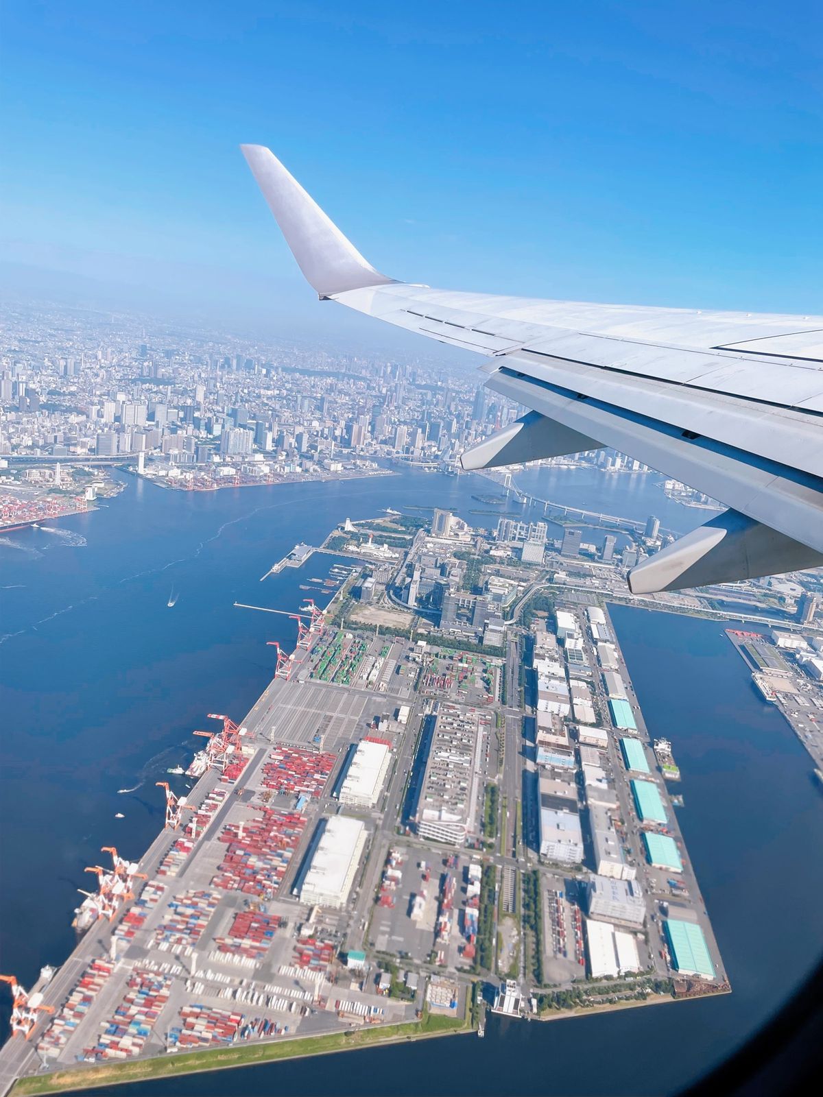 羽田に来るといつも「すご！！！」ってなる

釧路便はバスで、3列3列の小さ...