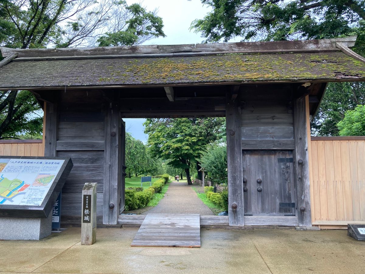 八戸市で城跡を見たいなら、こちら《根城》へ。
遺構や復元された建物があります。