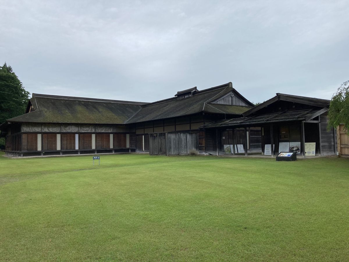 八戸市で城跡を見たいなら、こちら《根城》へ。
遺構や復元された建物があります。