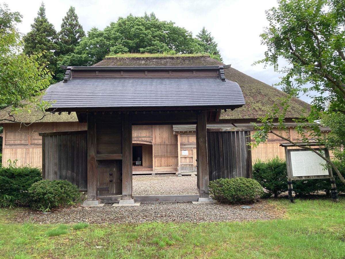 ランチの後は五戸館跡へ。
いまは図書館が建ってますが、奥に代官所が復元され...