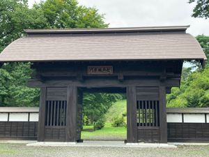 最後の戸の町、七戸へ。
ここも城趾に遺構はなく、かろうじて門が残っているだ...