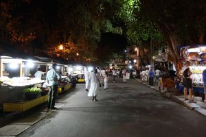 仏歯寺のすぐ横には露店が並び、お花やお土産を売っているお店もあった。