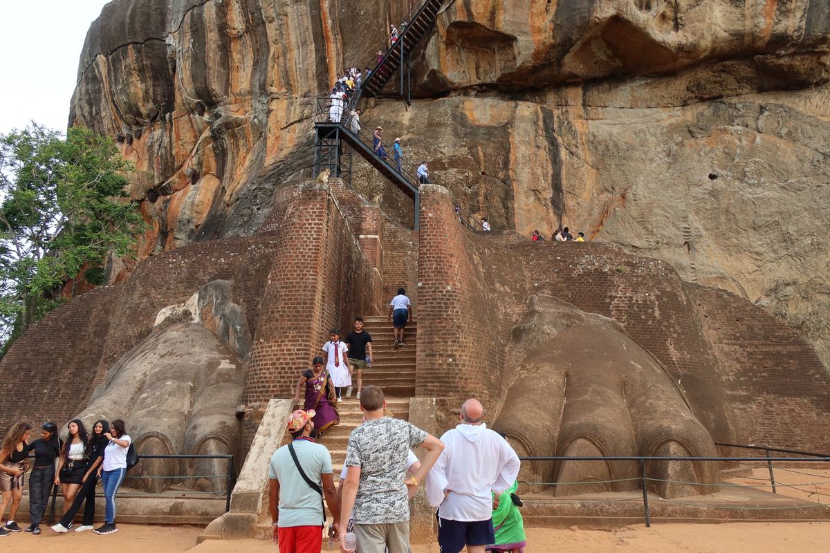 1日の最後はシギリヤロックでサンセットを見る。
頂上まで登るのはかなり疲れ...