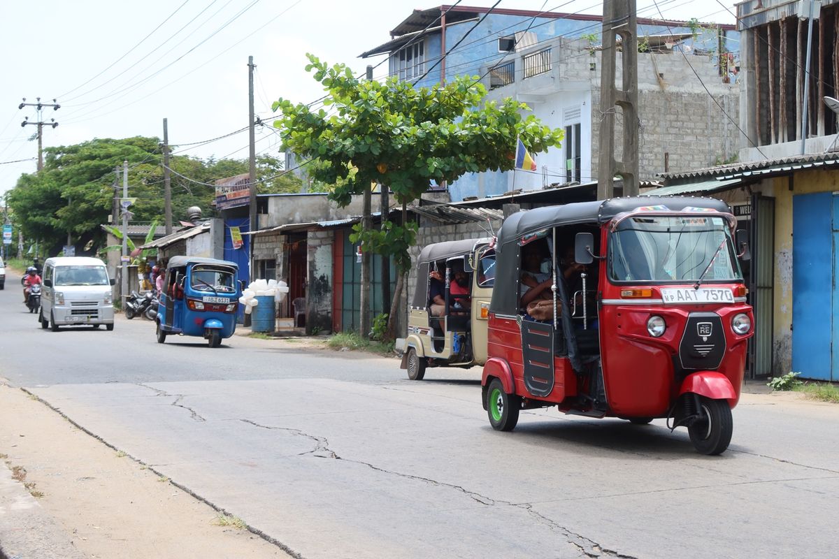 午後からトゥクトゥクで空港のある街、ニゴンボへ。
またまたいい運転手にあた...