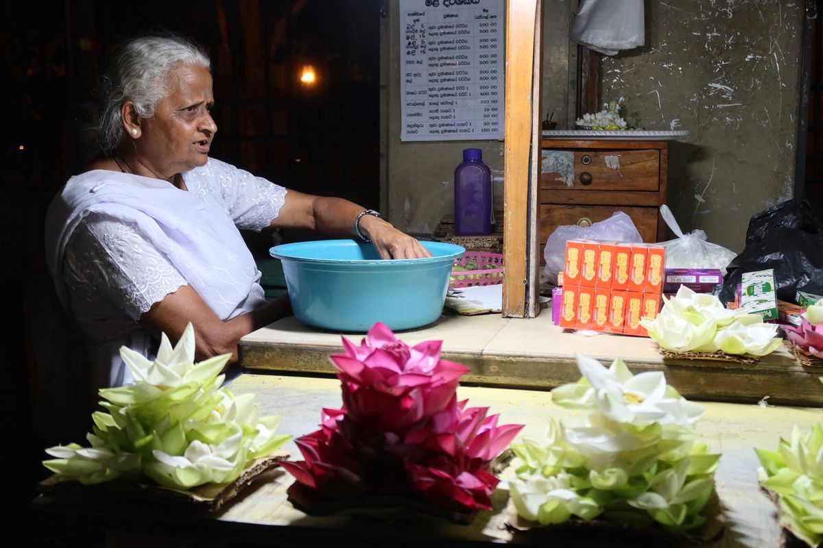 仏歯寺のすぐ横には露店が並び、お花やお土産を売っているお店もあった。