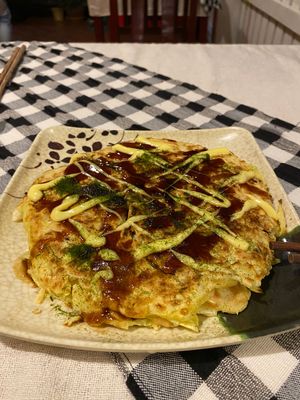 最後の夜はゲストハウスの前の通りから見る月がきれいだった。
お好み焼きも大...