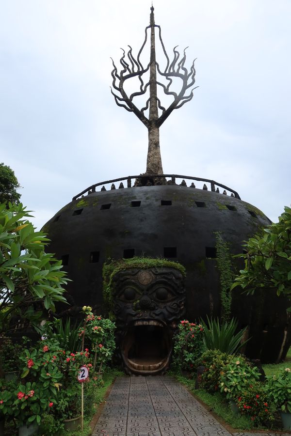 ラオス人民民主共和国・ルアンパバーン「ラオス🇱🇦」の写真：ヴィエンチャンではタクシーをチャーターし...