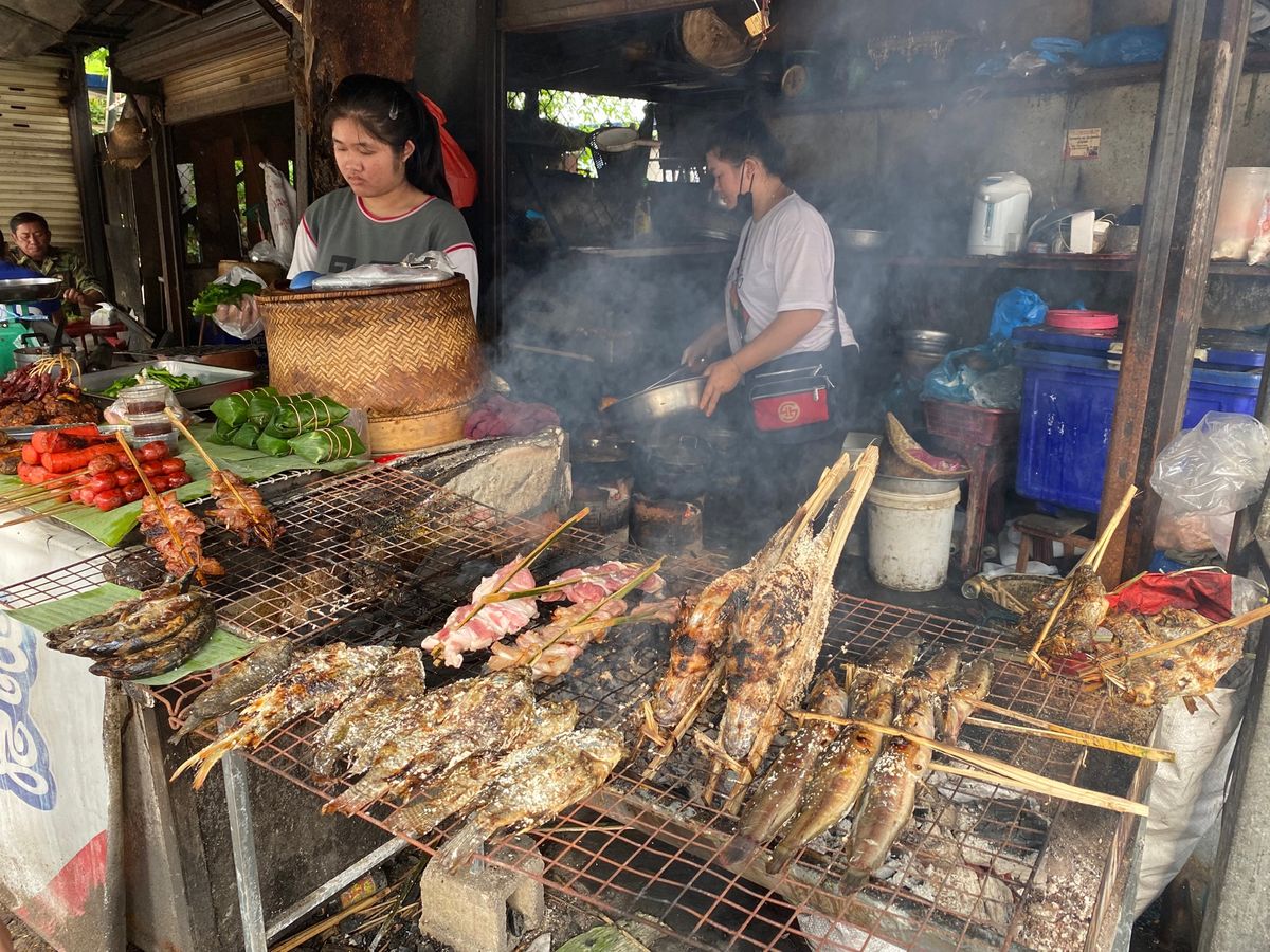 3日目。早朝から30分歩いてヴィエンチャンのモーニングマーケットへ。ラオス...