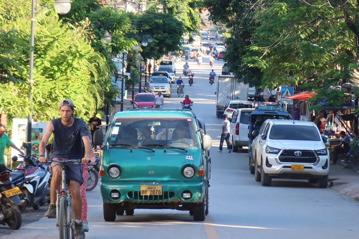 街歩き、寺院巡りをした後は、今日もメコン川に沈む夕日を眺めながらモヒートを飲む。