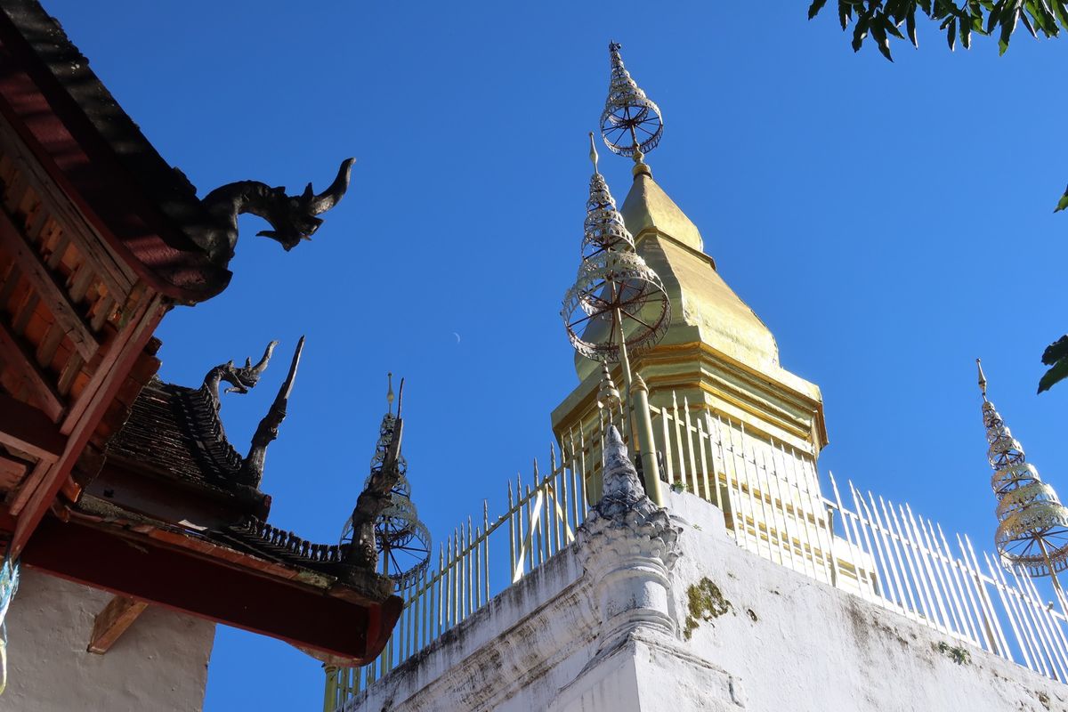 チェックアウト後はトゥクトゥクでいつもの宿まで送ってもらい、プーシーの丘へ...