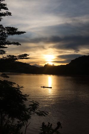 メコン川の向こうに沈む夕日を眺める時間もまた良かった。