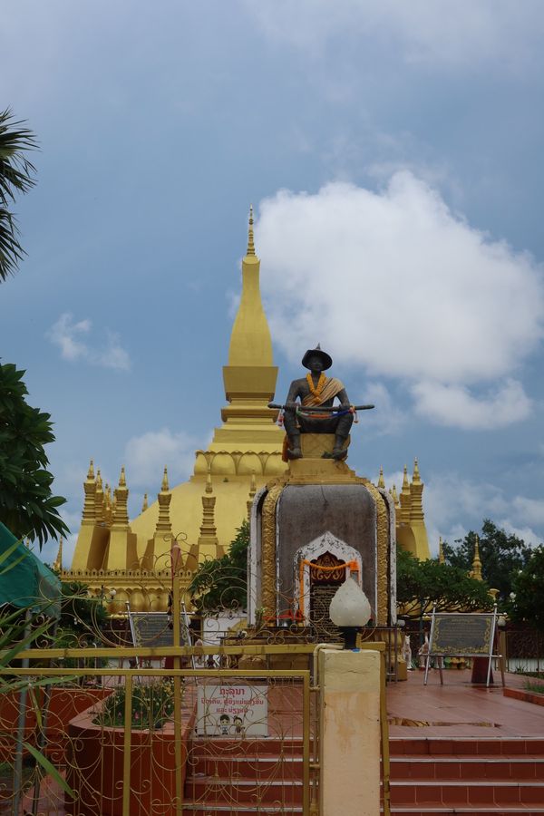 ラオス人民民主共和国・ルアンパバーン「ラオス🇱🇦」の写真：タート ルアンなど寺院巡り。