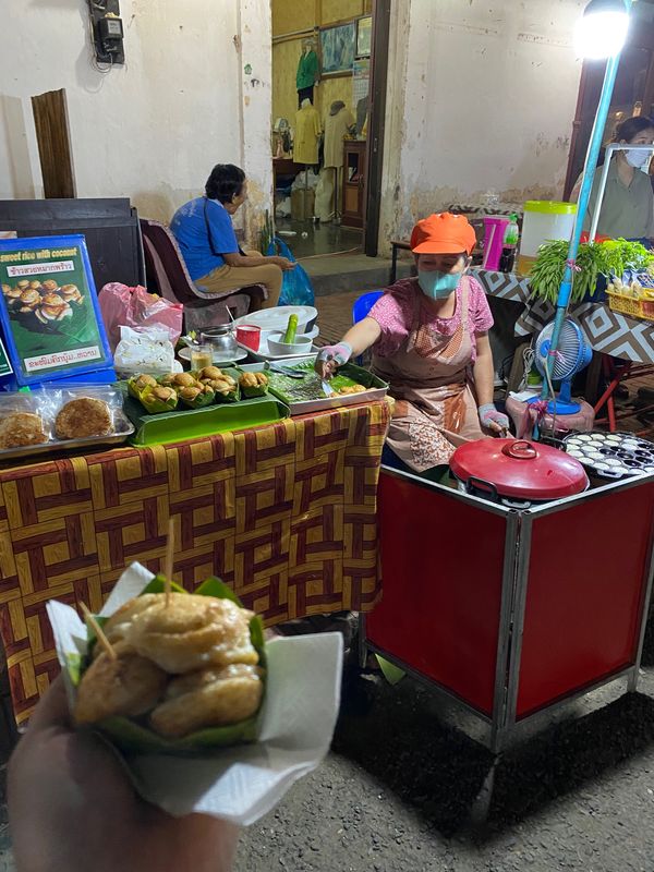 ラオス人民民主共和国・ルアンパバーン「ラオス🇱🇦」の写真：ナイトマーケットでお土産探し。
目移りし...