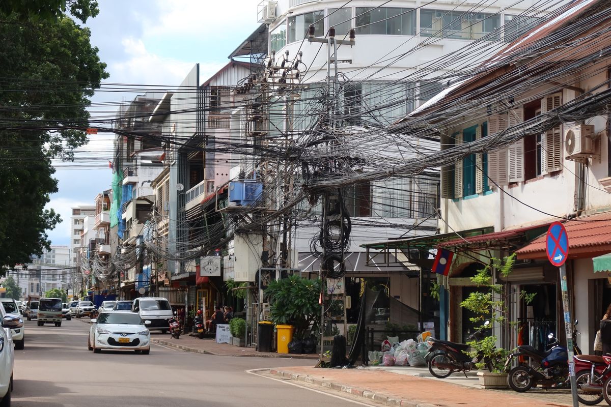 2日目の午後、lao airlinesでヴィエンチャンへ移動。
所要時間4...