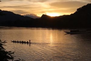 メコン川の向こうに沈む夕日を眺める時間もまた良かった。