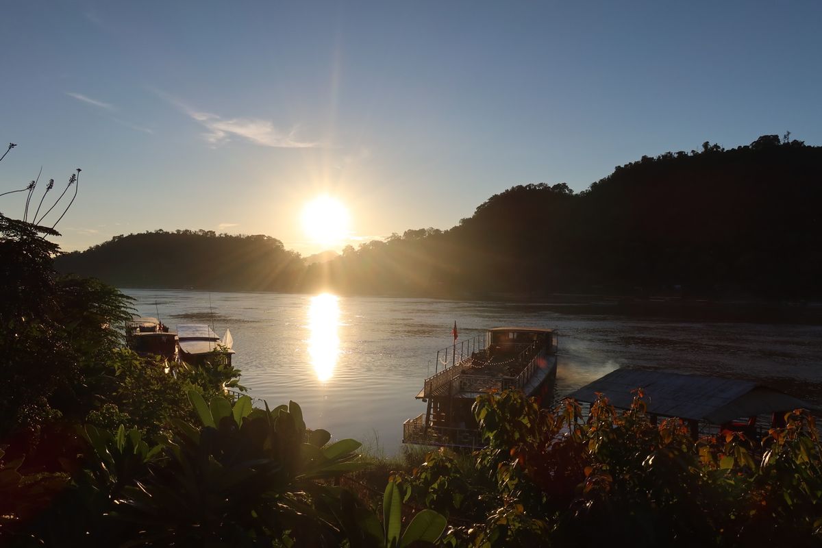 街歩き、寺院巡りをした後は、今日もメコン川に沈む夕日を眺めながらモヒートを飲む。