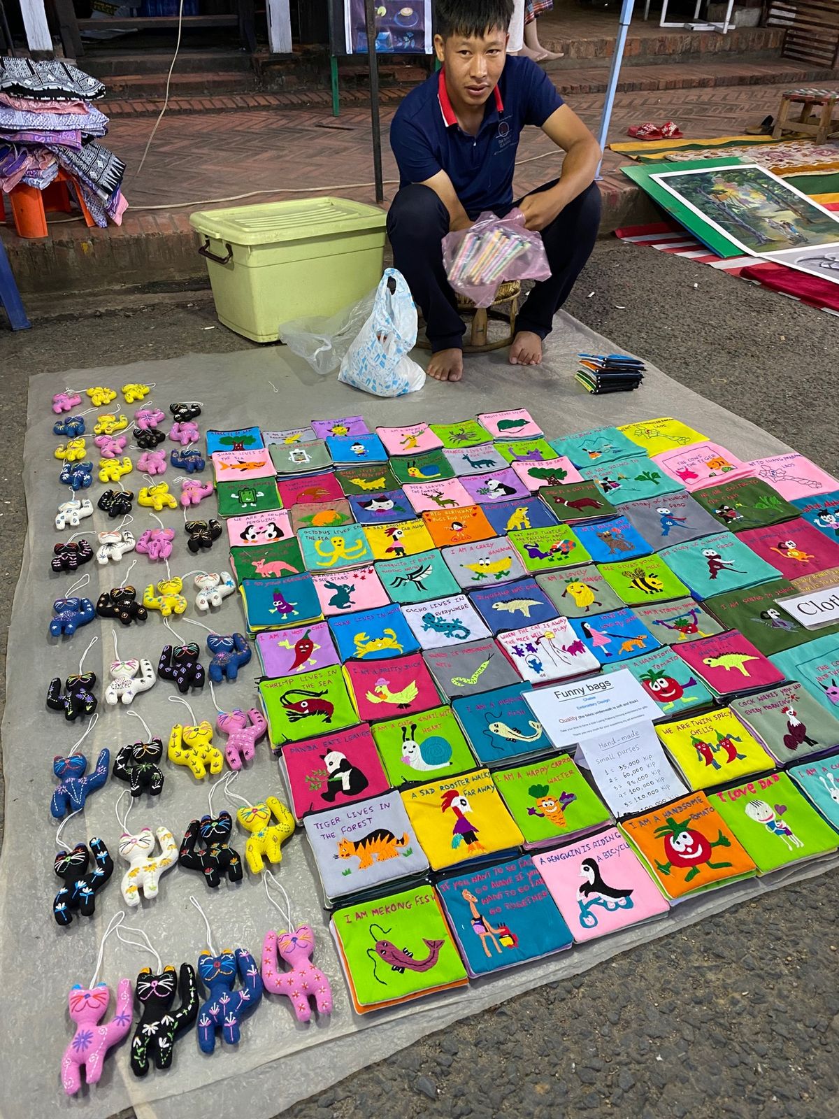 ナイトマーケットでお土産探し。
目移りしてなかなか決められない。
お気に入...