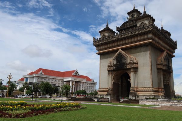 ラオス人民民主共和国・ルアンパバーン「ラオス🇱🇦」の写真：ヴィエンチャンの凱旋門、パトゥーサイ。
...
