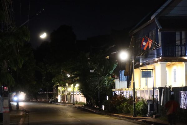 ラオス人民民主共和国・ルアンパバーン「ラオス🇱🇦」の写真：最後の夜はゲストハウスの前の通りから見る...