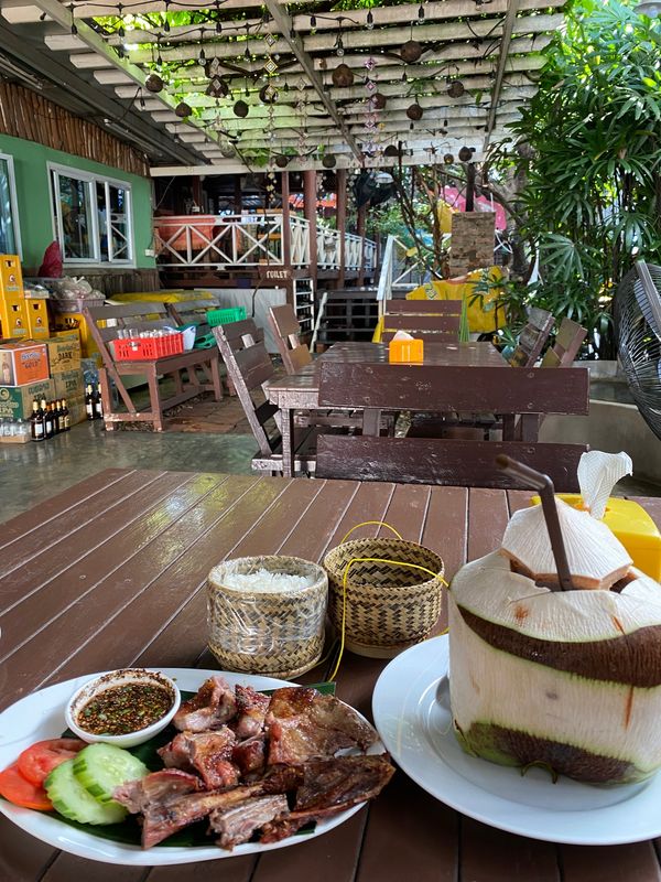 ラオス人民民主共和国・ルアンパバーン「ラオス🇱🇦」の写真：ヴィエンチャンで食べたもの。
1.あひる...