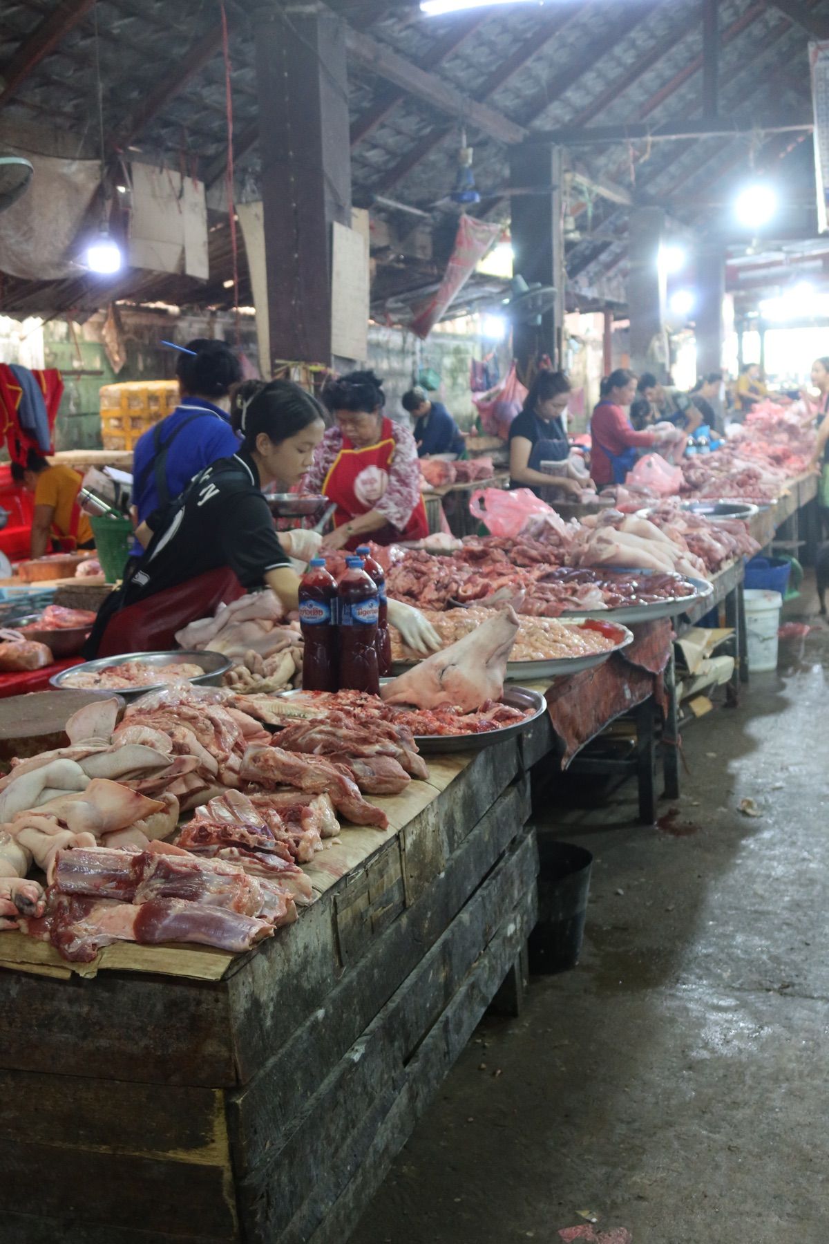 6日目。
朝から歩いてポーシー市場へ。ルアンパバーンの朝は早い。
マンゴス...