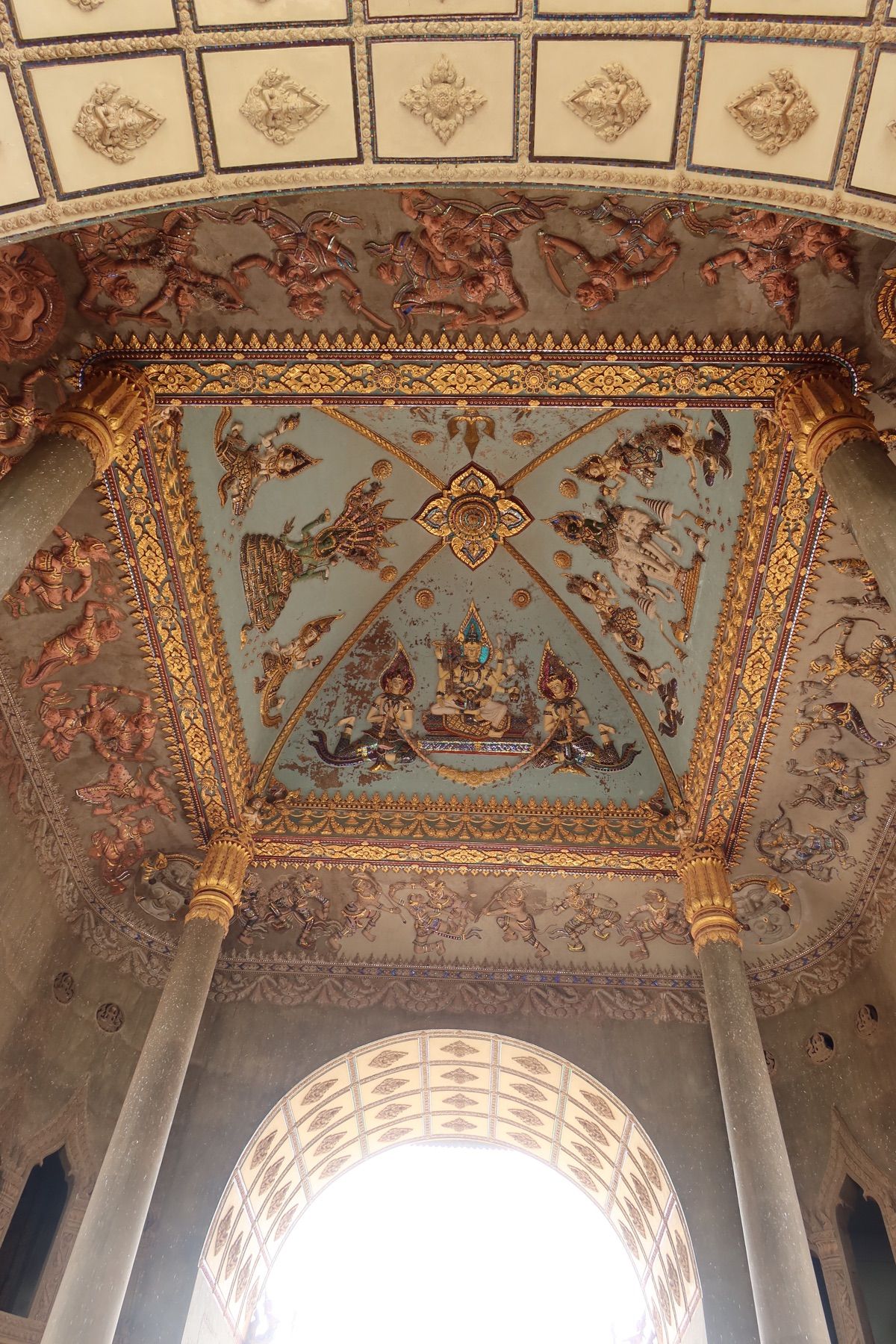 ヴィエンチャンの凱旋門、パトゥーサイ。
そして寺院巡り。