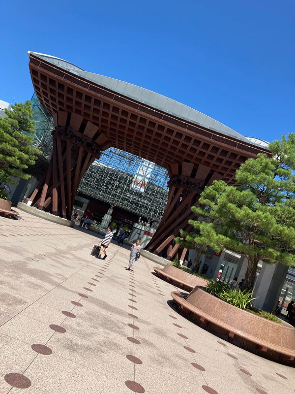 日本・石川県「加賀市橋立」の写真：立派な金沢駅。