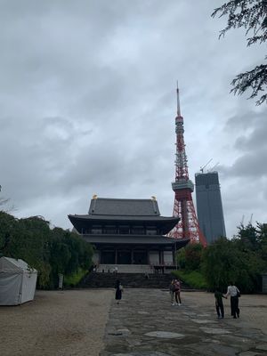 大雨前、東京タワーに登る