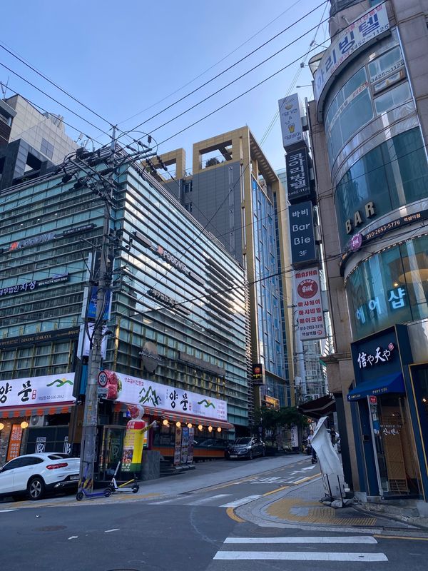 大韓民国 (韓国)・ソウル「超絶久々海外！食べ尽くす韓国旅」の写真：どこを見てもハングル！
異国に来た感じが...