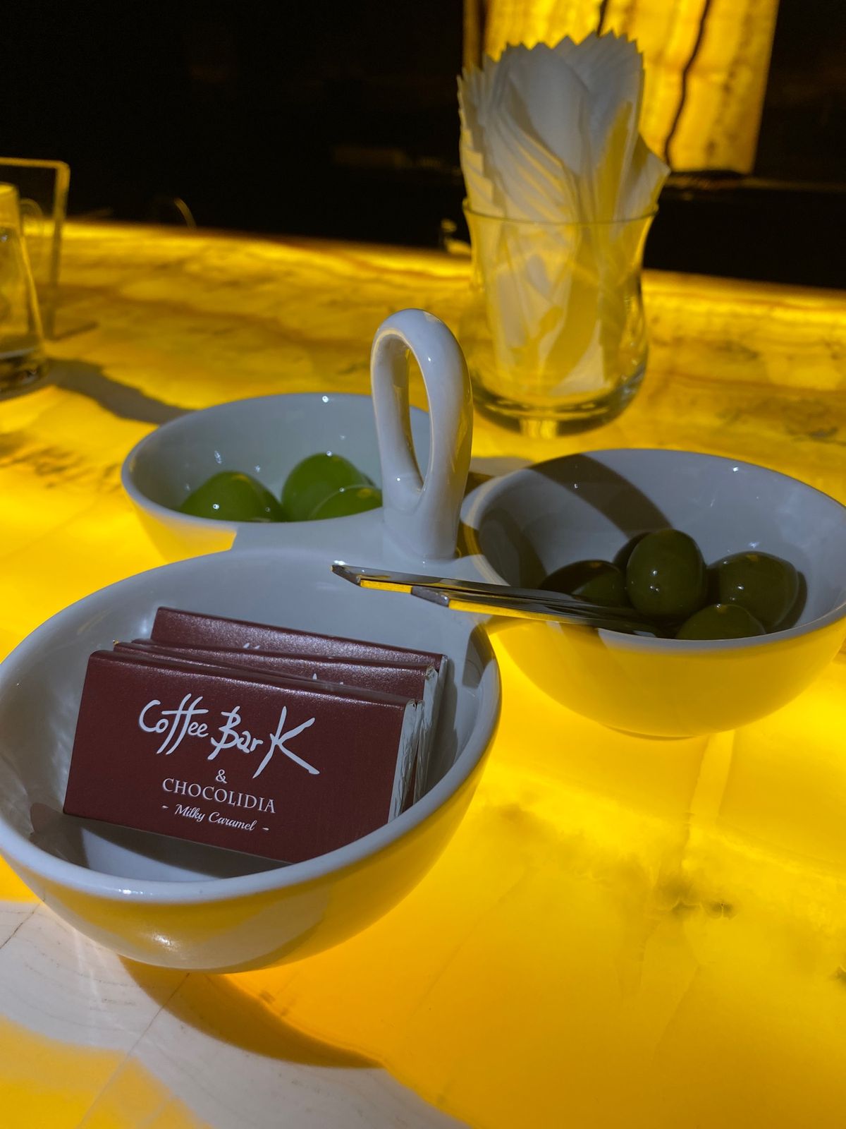 デザートにケーキをいただいて、そのあとバーで飲み直し。
バーだけどお酒の写...