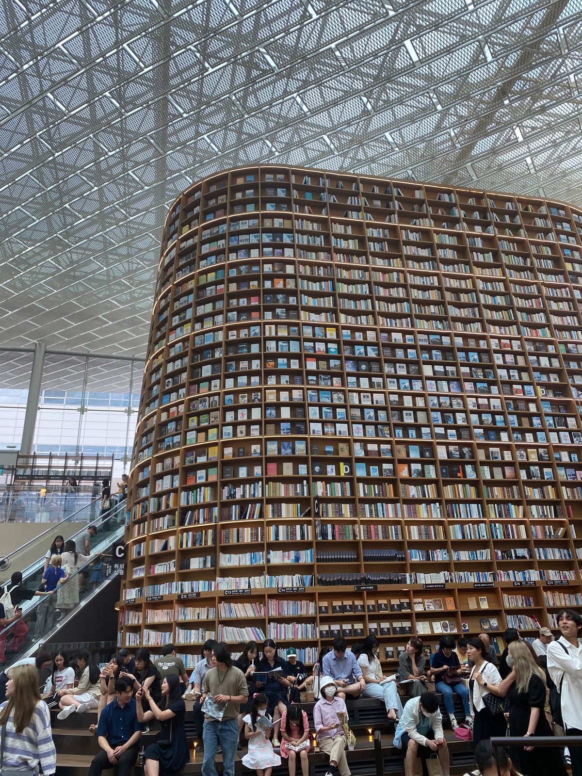 スタバでお茶してやっと観光らしいところへ。
ピョルマダン図書館に行って来ま...