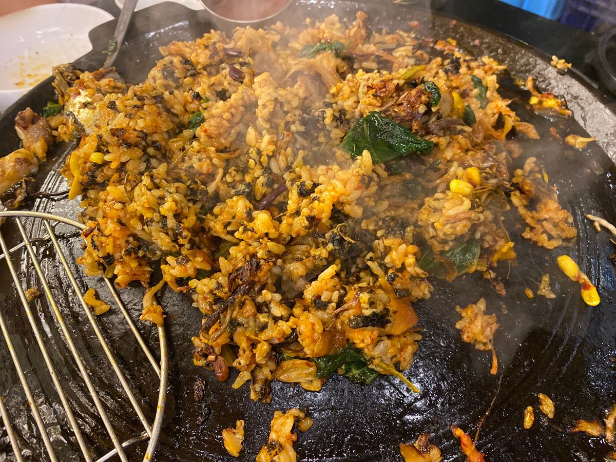 韓国一食目は本場のサムギョプサル。
キムチやナムルも焼くスタイル。
サムギ...