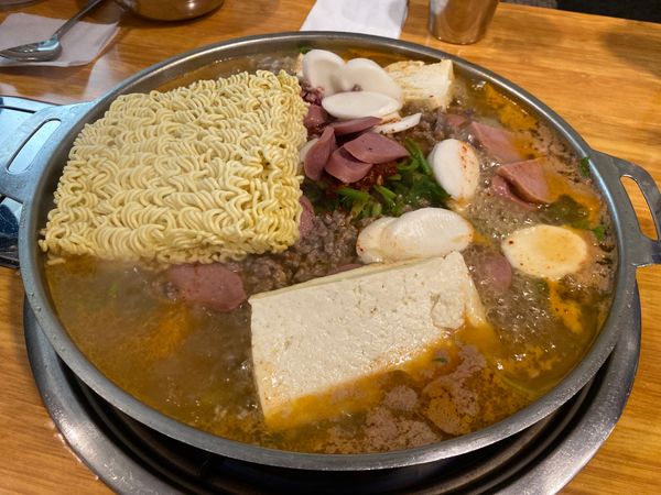 大韓民国 (韓国)・ソウル「超絶久々海外！食べ尽くす韓国旅」の写真：3日目のランチ。
初めてのプデチゲ。
韓...