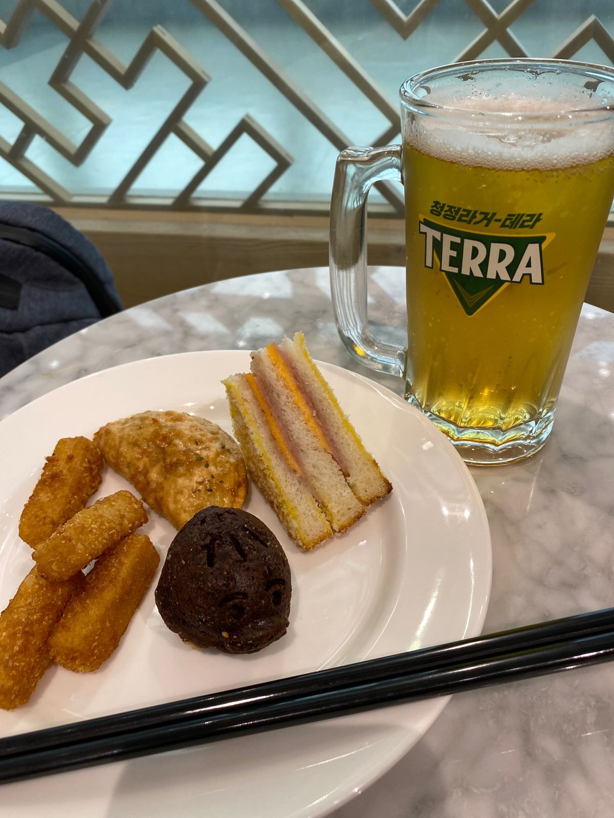 余裕を持って空港に着いてラウンジでゆっくり。
海外ラウンジもありがたい。