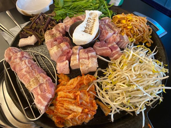 大韓民国 (韓国)・ソウル「超絶久々海外！食べ尽くす韓国旅」の写真：韓国一食目は本場のサムギョプサル。
キム...