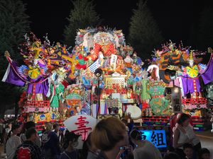 ホテルに向かう道中もお祭りに遭遇。
八戸三社大祭だそう。
子供にも山車を引...