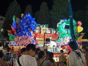 ホテルに向かう道中もお祭りに遭遇。
八戸三社大祭だそう。
子供にも山車を引...