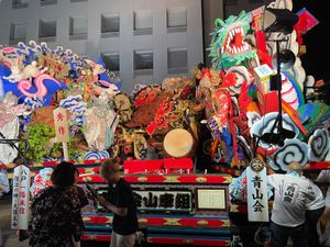 ホテルに向かう道中もお祭りに遭遇。
八戸三社大祭だそう。
子供にも山車を引...