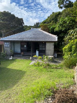 ガンガラーの谷の後は海が見えるカフェ
「浜辺の茶屋」へ。

木枠のフレーム...