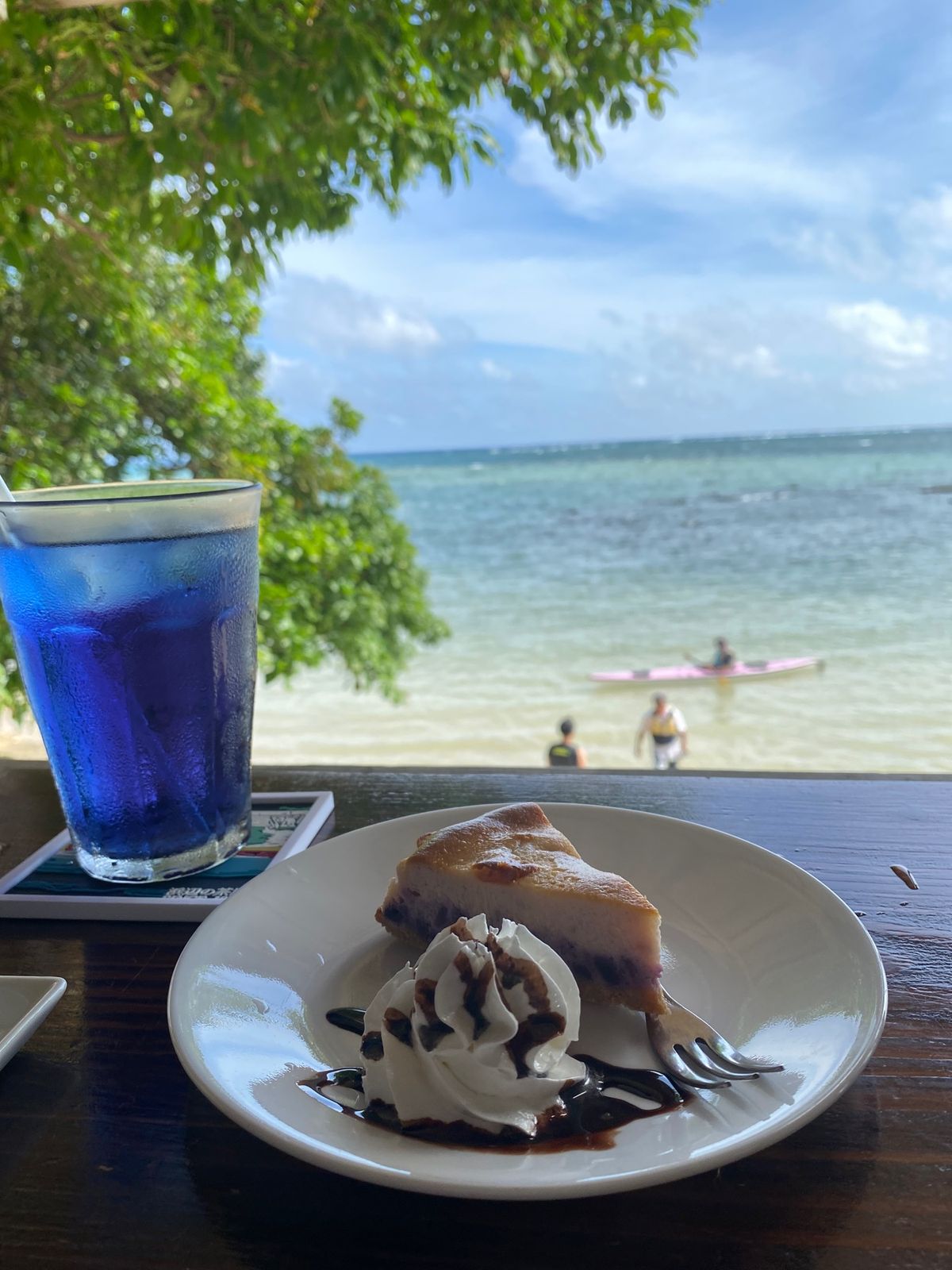 ガンガラーの谷の後は海が見えるカフェ
「浜辺の茶屋」へ。

木枠のフレーム...