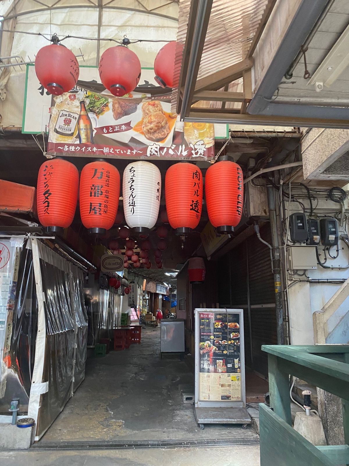 2日目、朝食後リニューアルして綺麗になった牧志公設市場へ。美味しいよと聞い...