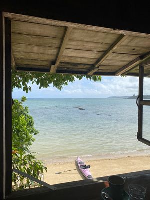 ガンガラーの谷の後は海が見えるカフェ
「浜辺の茶屋」へ。

木枠のフレーム...