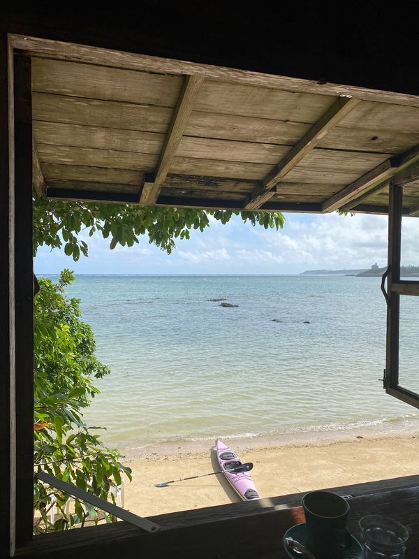 日本・沖縄「2023夏、沖縄旅」の写真：ガンガラーの谷の後は海が見えるカフェ
「...