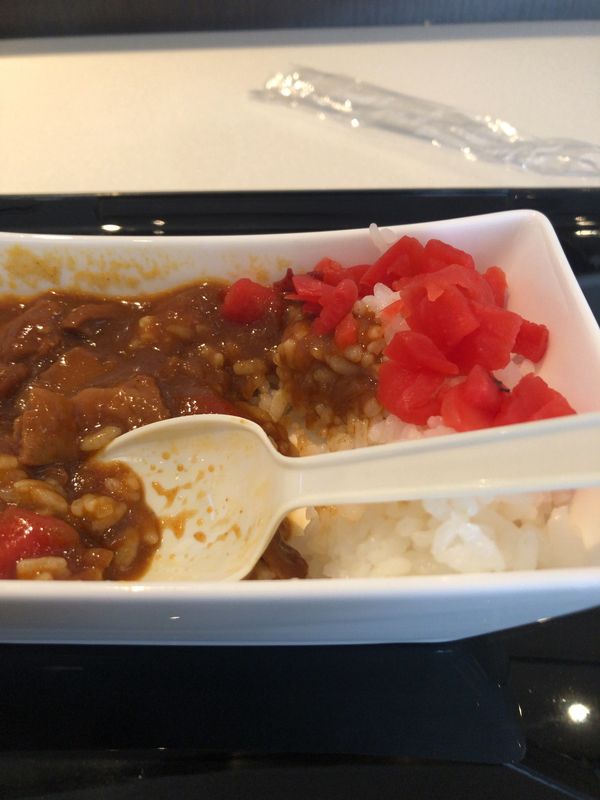 中国・煙台「中国_ 出張」の写真：国際線ラウンジは食事が可能