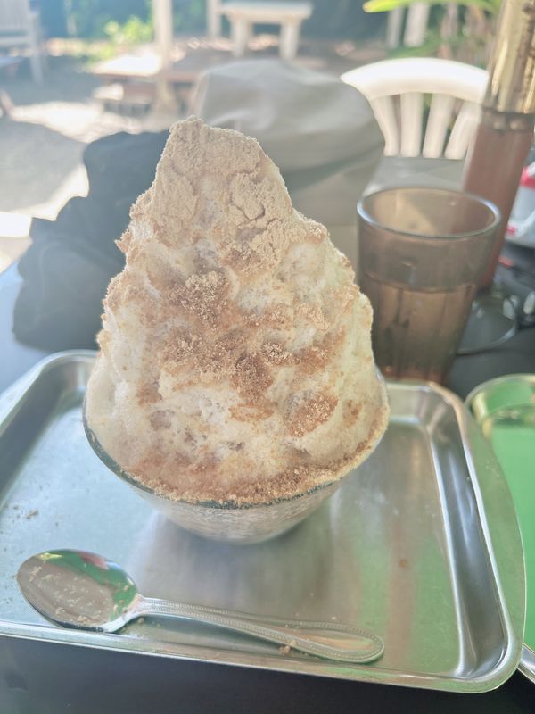 日本・沖縄県「波照間島日帰りサイクリング」の写真：唯一食べたカキ氷。黒糖うまっ！
海岸近く...