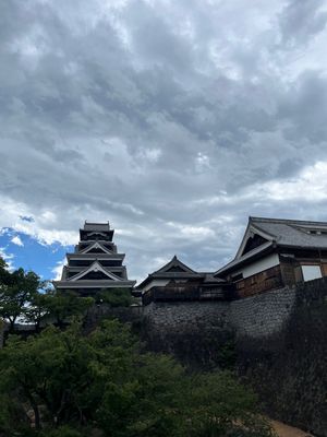 熊本地震から8年。天守閣は修復が終わったものの、まだまだ至る所でその傷跡が...