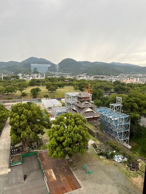 熊本地震から8年。天守閣は修復が終わったものの、まだまだ至る所でその傷跡が...