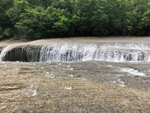 吹き割の滝