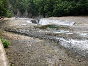 吹き割の滝